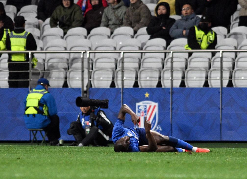 一名球员因伤退赛,对队伍的表现造成了影响的简单介绍 一名球员因伤退赛,对队伍的表现造成了影响的简单介绍