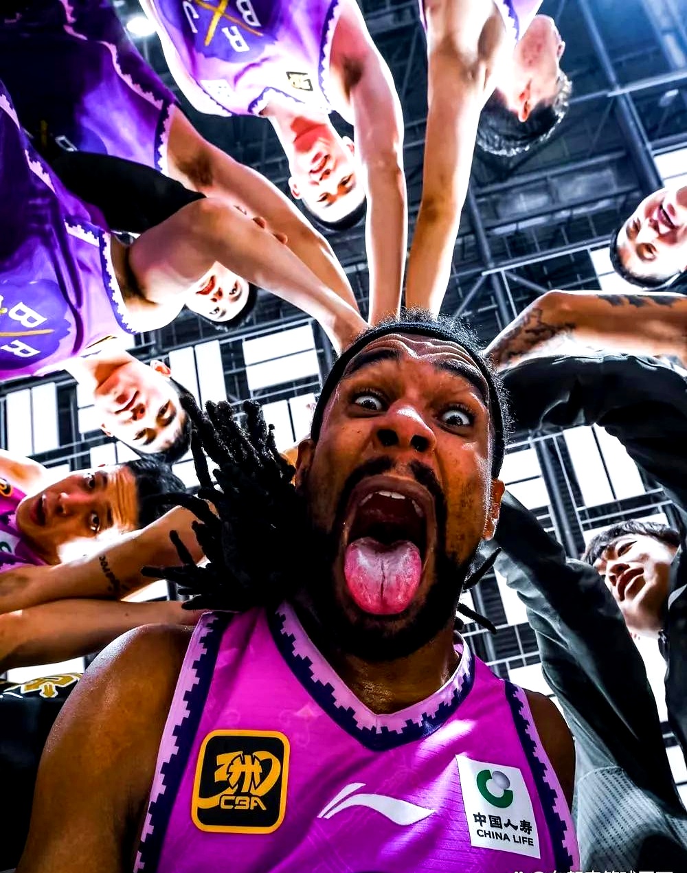 篮球队备战夜间比赛，球迷翘首期待