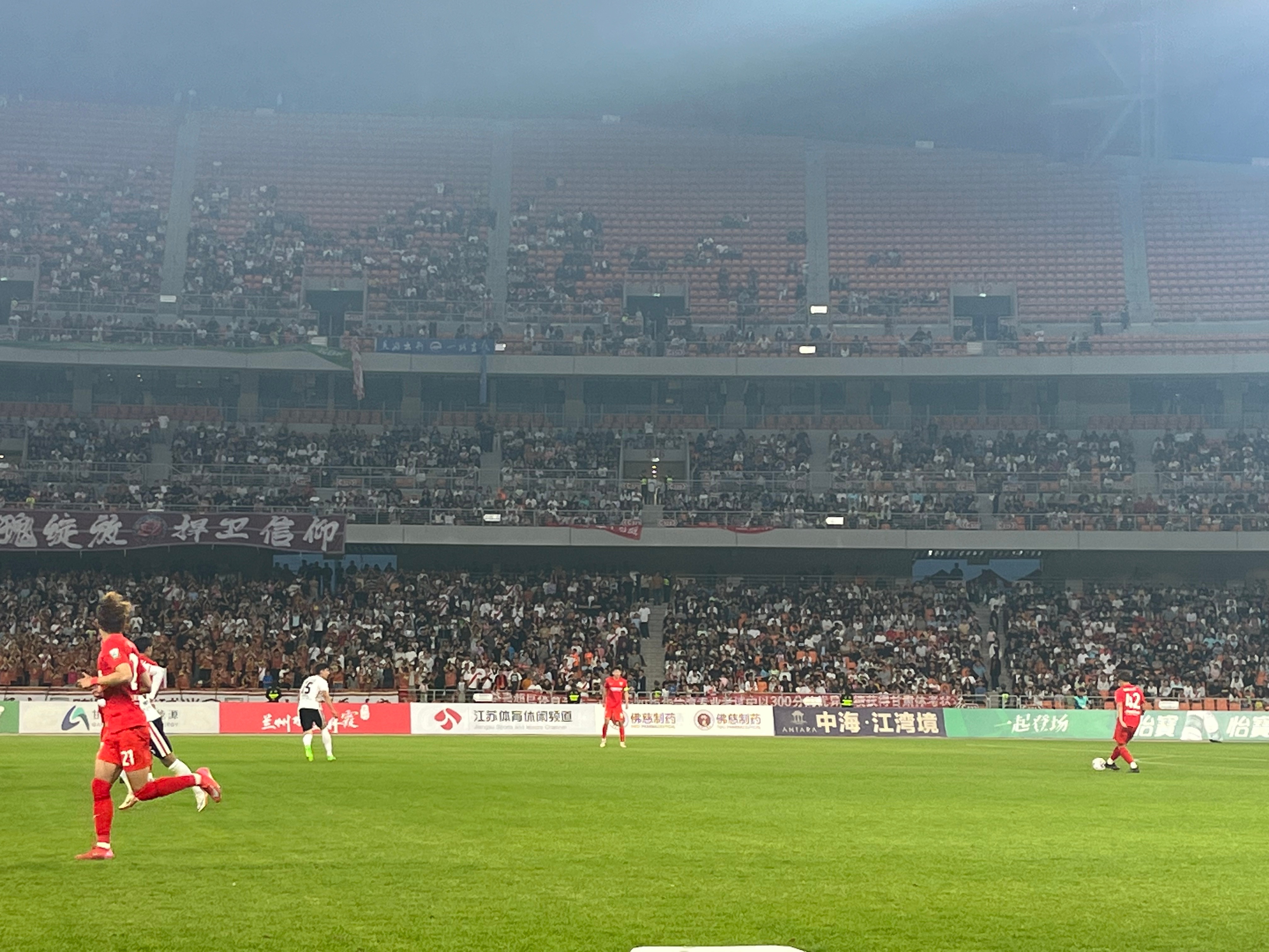 包含东方区域足球盛事引发观众热情的词条