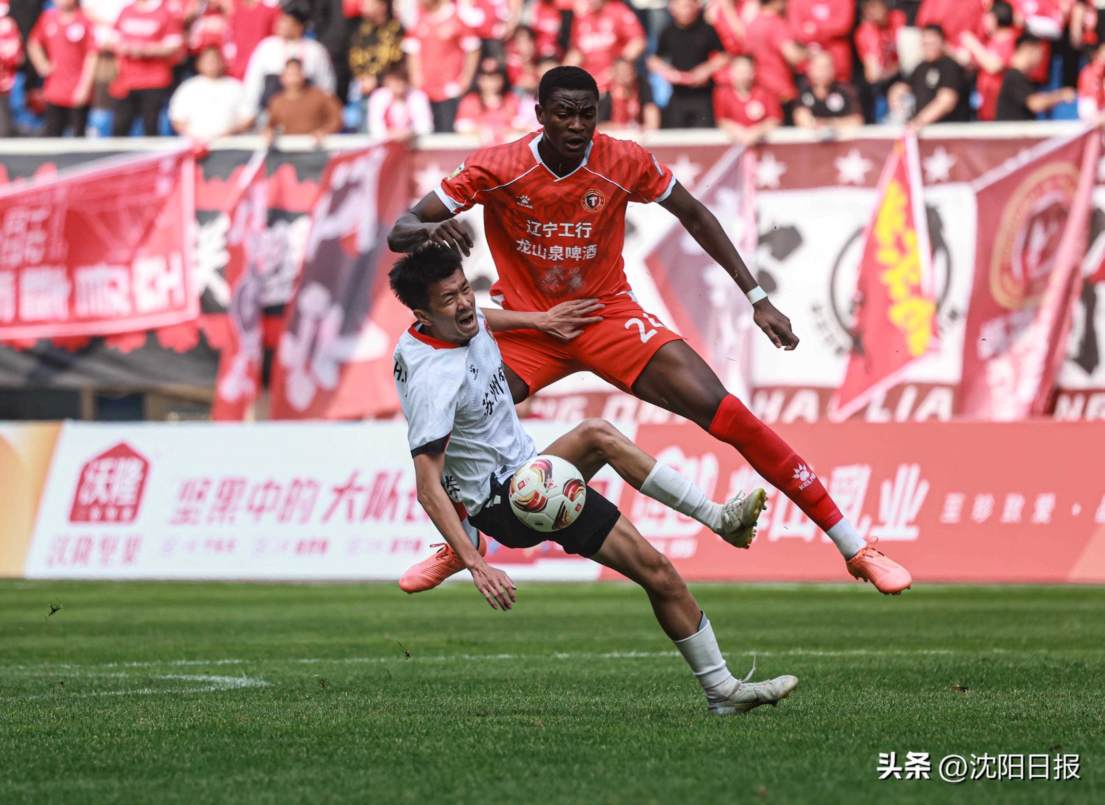 足球锦赛中球迷的激情,引起巨大关注 足球锦赛中球迷的激情,引起巨大关注